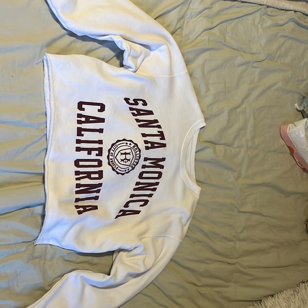 white santa monica cropped crew neck from hollister lightly worn